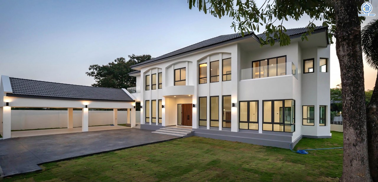 บ้านมือสองตกแต่งใหม่ โครงการ กฤษดานคร20 ปิ่นเกล้า-บรมราชชนนี บ้านหลังมุม ติดทะเลสาบ บนเนื้อที่กว้างมากถึง 238 ตร.ว. ตกแต่งด้วยวัสดุเกรดพรีเมี่ยม ฟังก์ชัน 5 ห้องนอน 6 ห้องน้ำ 1 ห้องอเนกประสงค์ 4 ที่จอดรถ พร้อมทั้งเปลี่ยนระบบไฟฟ้า สุขาภิบาล ทำเลศักยภาพ ติดถนนบรมราชชนนี ใกล้มหาวิทยาลัยมหิดล และเพียง 10 นาทีถึงเซ็นทรัล ปิ่นเกล้า